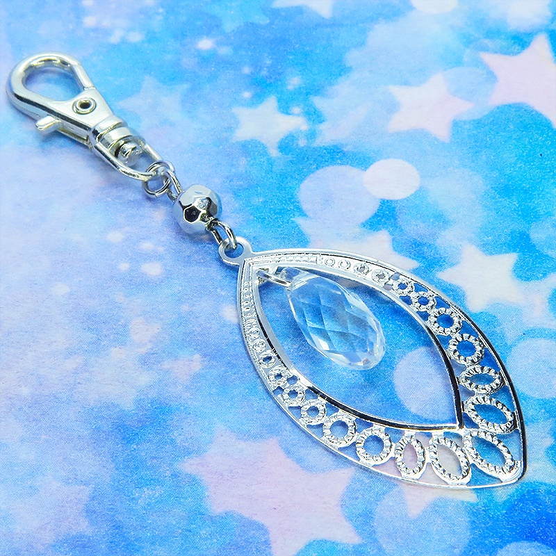 シルバーカラーのティアドロップ(しずく型)のキーホルダー ガラス メタルビーズ バッグチャーム