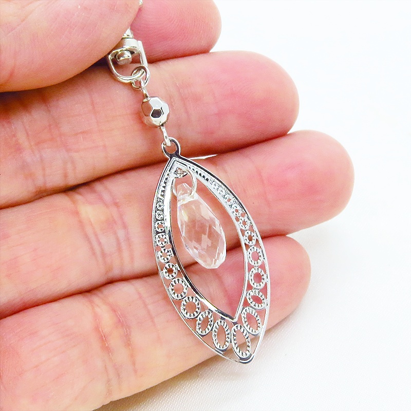 シルバーカラーのティアドロップ(しずく型)のキーホルダー ガラス メタルビーズ バッグチャーム