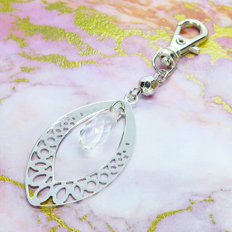 シルバーカラーのティアドロップ(しずく型)のキーホルダー ガラス メタルビーズ バッグチャーム