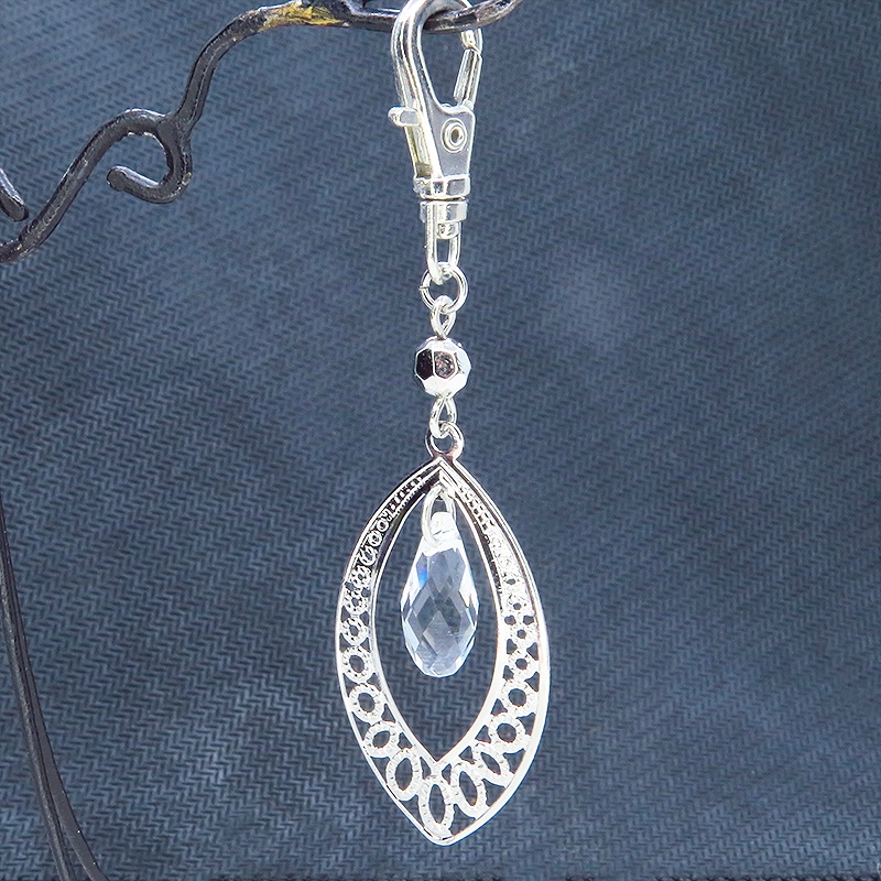 シルバーカラーのティアドロップ(しずく型)のキーホルダー ガラス メタルビーズ バッグチャーム