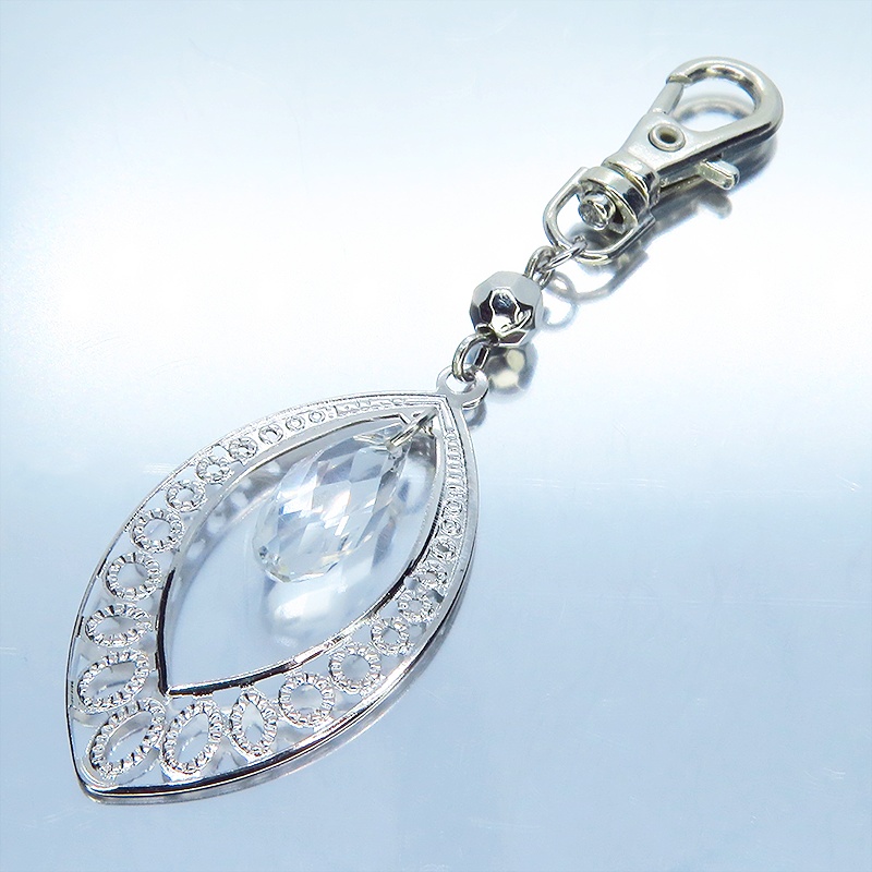 シルバーカラーのティアドロップ(しずく型)のキーホルダー ガラス メタルビーズ バッグチャーム