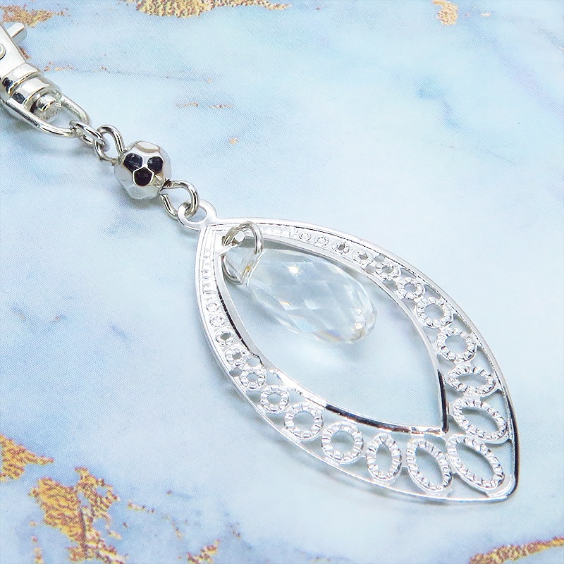 シルバーカラーのティアドロップ(しずく型)のキーホルダー ガラス メタルビーズ バッグチャーム