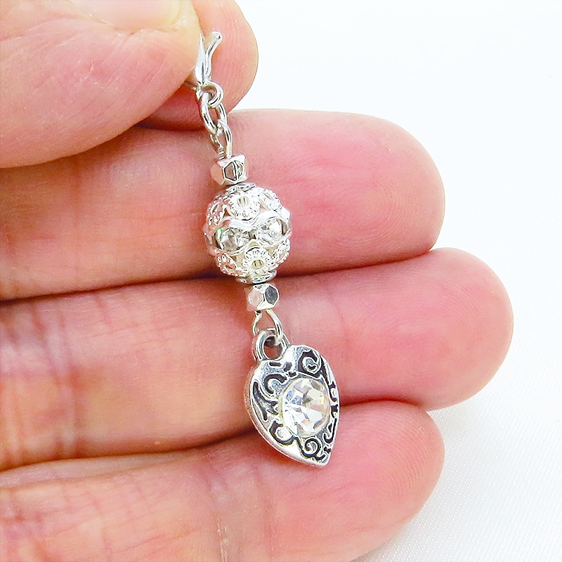 マスクチャーム シルバーカラー アラベスク調のラインストーンとメタルビーズを組み合わせたチャーム