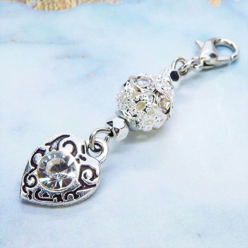 マスクチャーム シルバーカラー アラベスク調のラインストーンとメタルビーズを組み合わせたチャーム