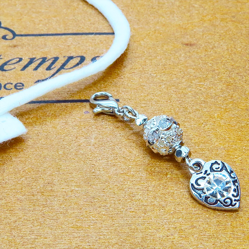 マスクチャーム シルバーカラー アラベスク調のラインストーンとメタルビーズを組み合わせたチャーム