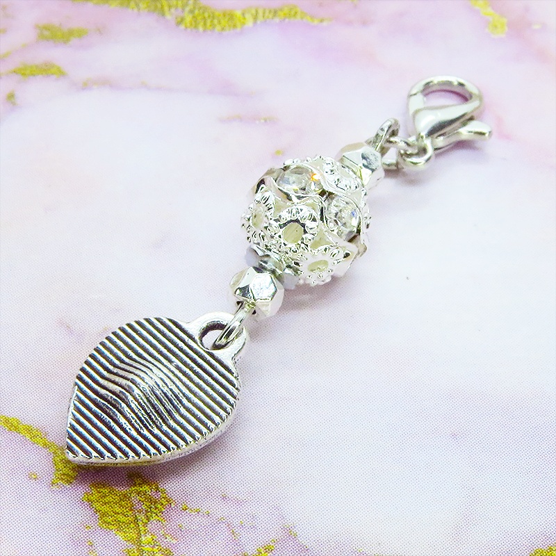 マスクチャーム シルバーカラー アラベスク調のラインストーンとメタルビーズを組み合わせたチャーム