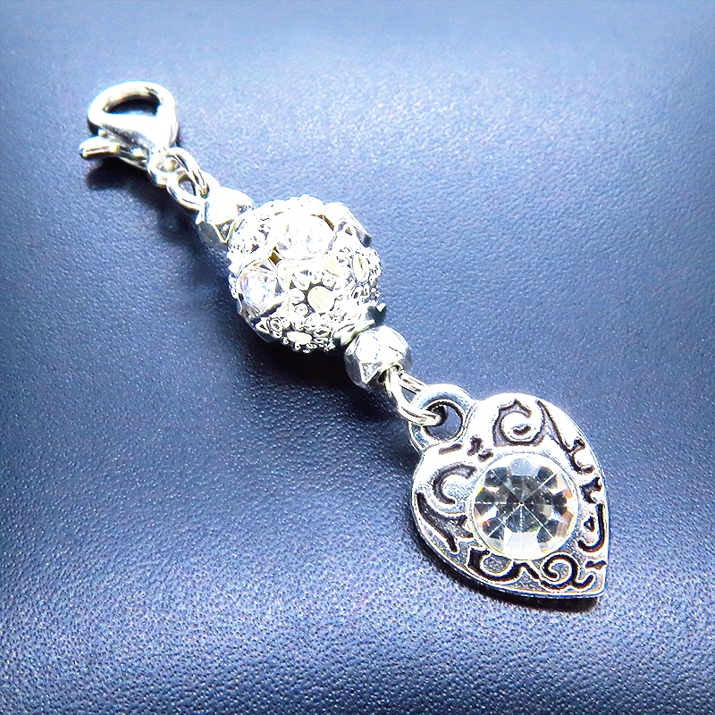 マスクチャーム シルバーカラー アラベスク調のラインストーンとメタルビーズを組み合わせたチャーム