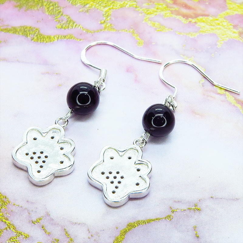 シルバー925 ジルコンが散りばめられた肉球モチーフとオニキスのピアス パヴェセット フックピアス 猫 犬