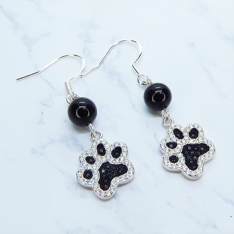 シルバー925 ジルコンが散りばめられた肉球モチーフとオニキスのピアス パヴェセット フックピアス 猫 犬