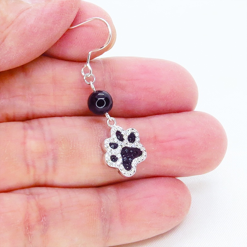 シルバー925 ジルコンが散りばめられた肉球モチーフとオニキスのピアス パヴェセット フックピアス 猫 犬