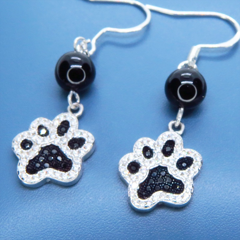 シルバー925 ジルコンが散りばめられた肉球モチーフとオニキスのピアス パヴェセット フックピアス 猫 犬