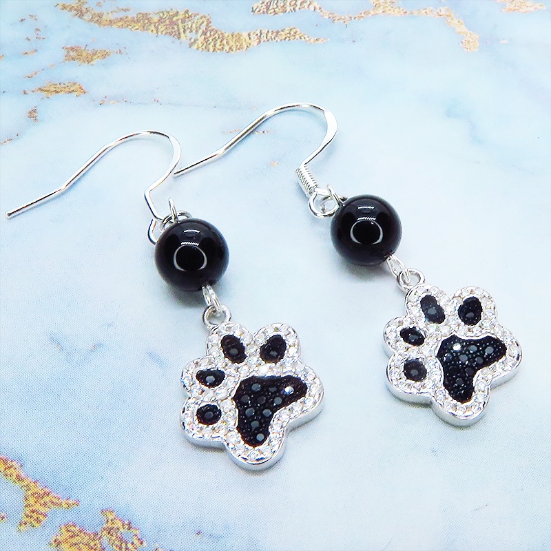 シルバー925 ジルコンが散りばめられた肉球モチーフとオニキスのピアス パヴェセット フックピアス 猫 犬