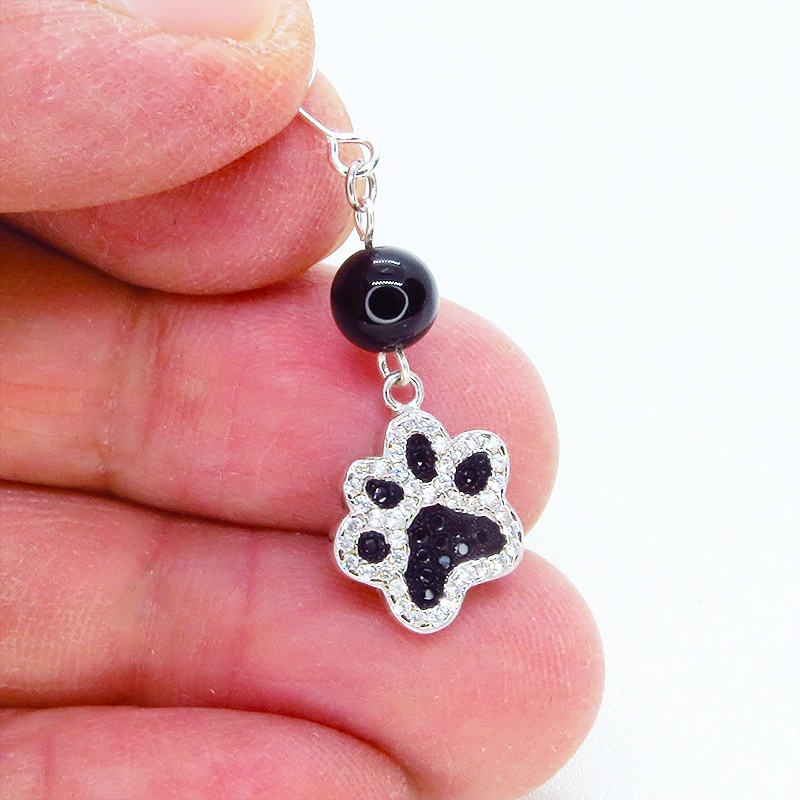 シルバー925 ジルコンが散りばめられた肉球モチーフとオニキスのピアス パヴェセット フックピアス 猫 犬
