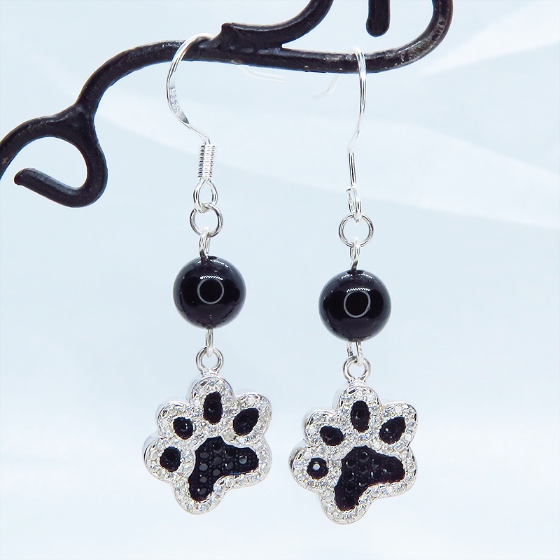 シルバー925 ジルコンが散りばめられた肉球モチーフとオニキスのピアス パヴェセット フックピアス 猫 犬