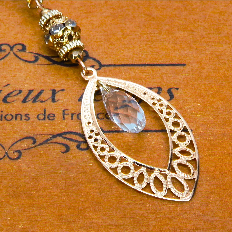 マットゴールドのティアドロップ(しずく型)のネックレス ガラス メタルビーズ アジャスター追加可 長さ変更可