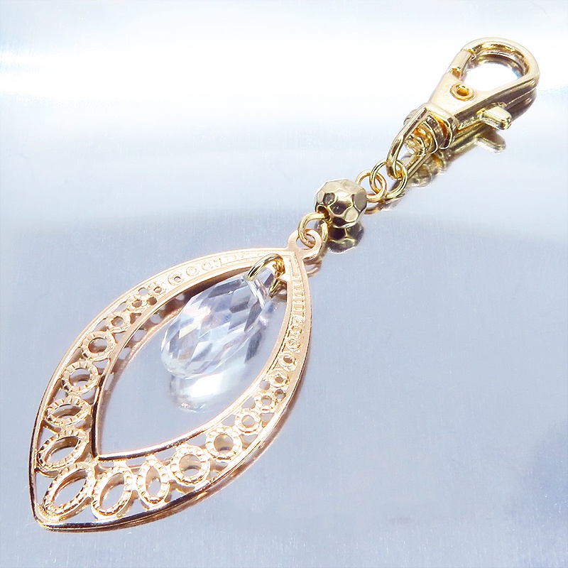 マットゴールドのティアドロップ(しずく型)のキーホルダー ガラス メタルビーズ バッグチャーム