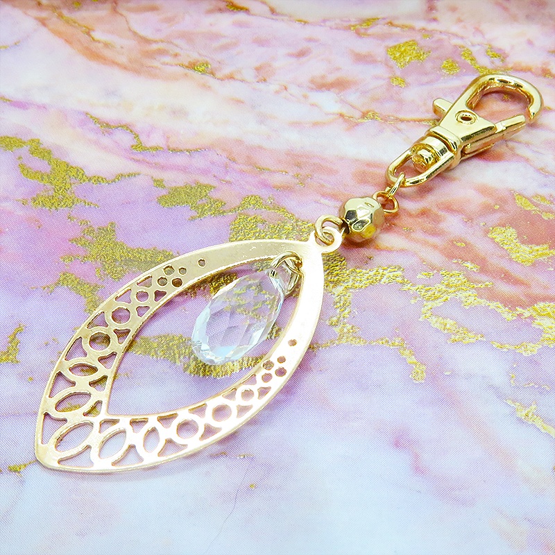 マットゴールドのティアドロップ(しずく型)のキーホルダー ガラス メタルビーズ バッグチャーム