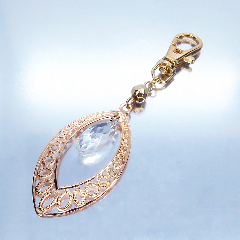 マットゴールドのティアドロップ(しずく型)のキーホルダー ガラス メタルビーズ バッグチャーム