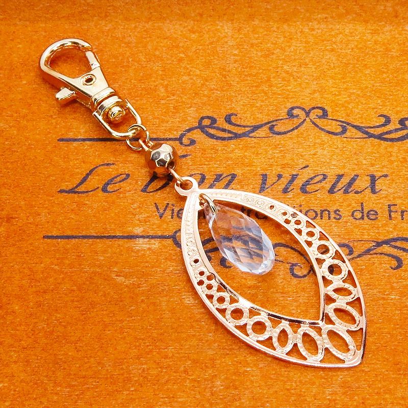 マットゴールドのティアドロップ(しずく型)のキーホルダー ガラス メタルビーズ バッグチャーム