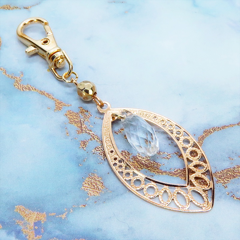 マットゴールドのティアドロップ(しずく型)のキーホルダー ガラス メタルビーズ バッグチャーム