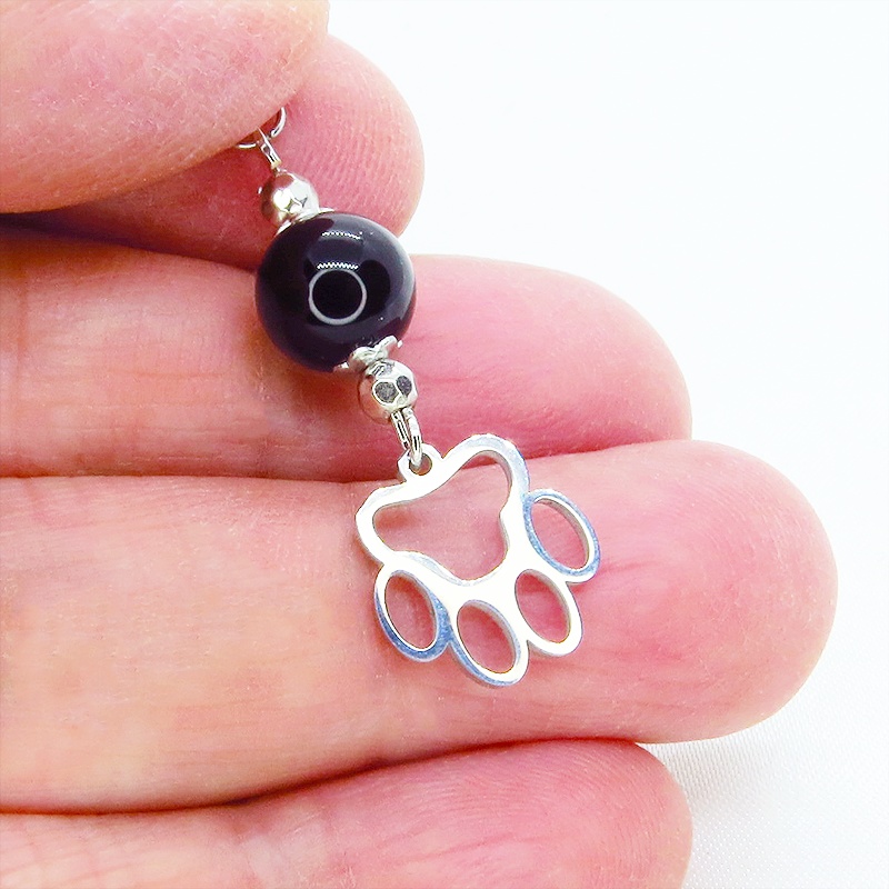 ステンレス製 肉球のダイカットモチーフとオニキスのコンパクトなネックレス 長さ変更可 アジャスター可 猫 犬