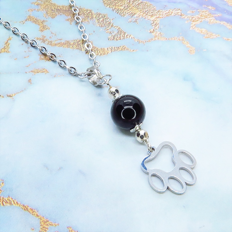 ステンレス製 肉球のダイカットモチーフとオニキスのコンパクトなネックレス 長さ変更可 アジャスター可 猫 犬