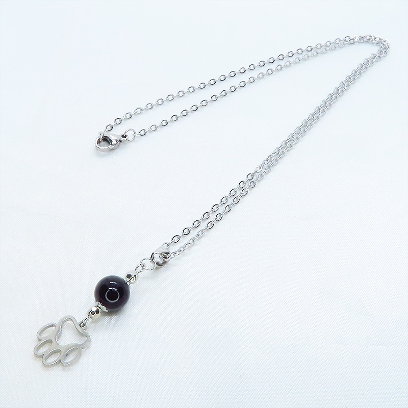 ステンレス製 肉球のダイカットモチーフとオニキスのコンパクトなネックレス 長さ変更可 アジャスター可 猫 犬