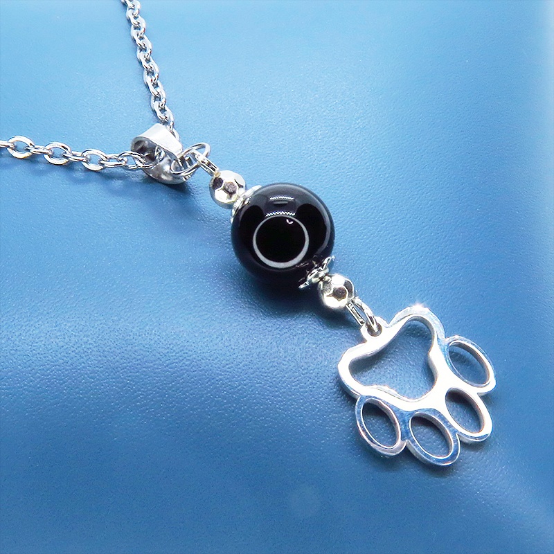 ステンレス製 肉球のダイカットモチーフとオニキスのコンパクトなネックレス 長さ変更可 アジャスター可 猫 犬