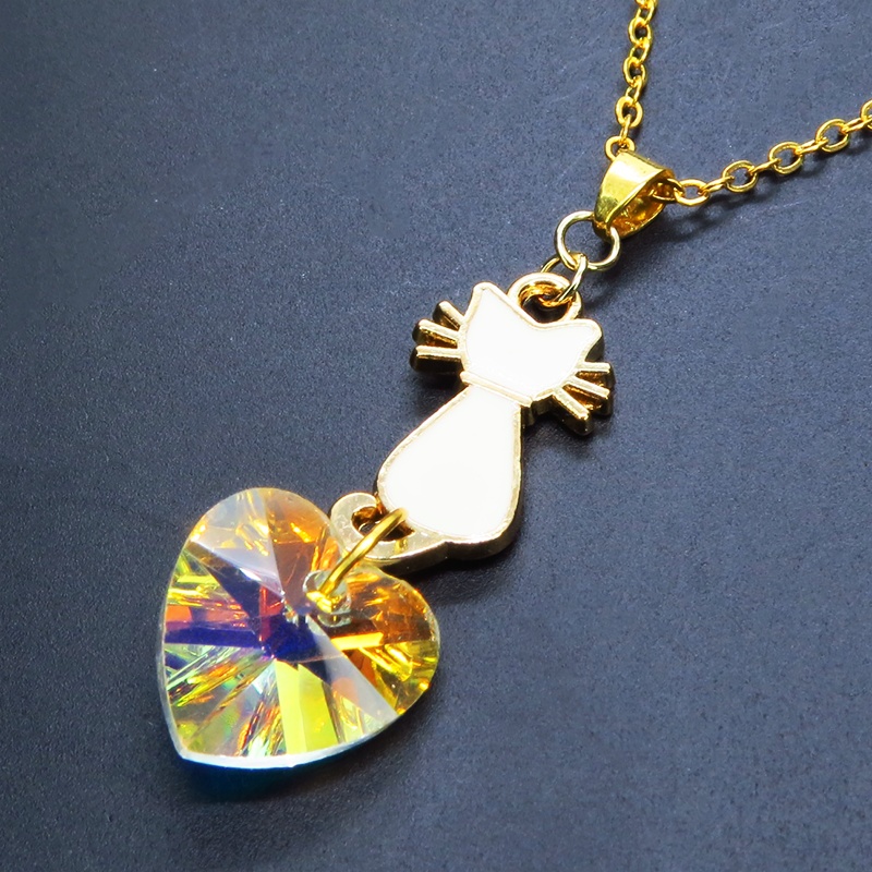 白猫とハート型スワロフスキー(クリスタルオーロラ)を組み合わせたネックレス 長さ変更可 18KGC変更可