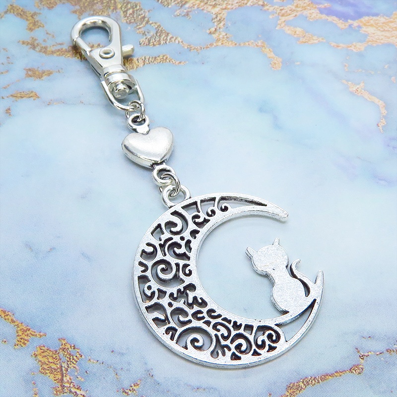 アンティークシルバー 猫が座る三日月チャームとハートを組み合わせた大人可愛いキーホルダー バッグチャーム ファスナー