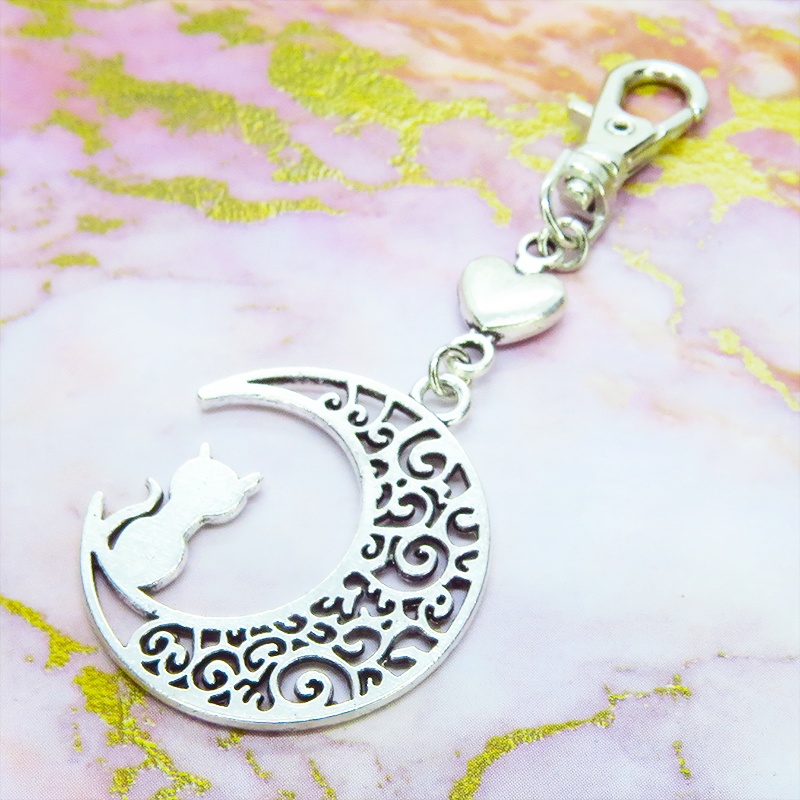 アンティークシルバー 猫が座る三日月チャームとハートを組み合わせた大人可愛いキーホルダー バッグチャーム ファスナー