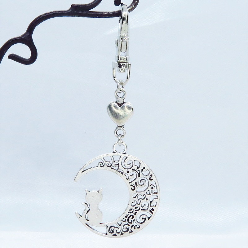 アンティークシルバー 猫が座る三日月チャームとハートを組み合わせた大人可愛いキーホルダー バッグチャーム ファスナー