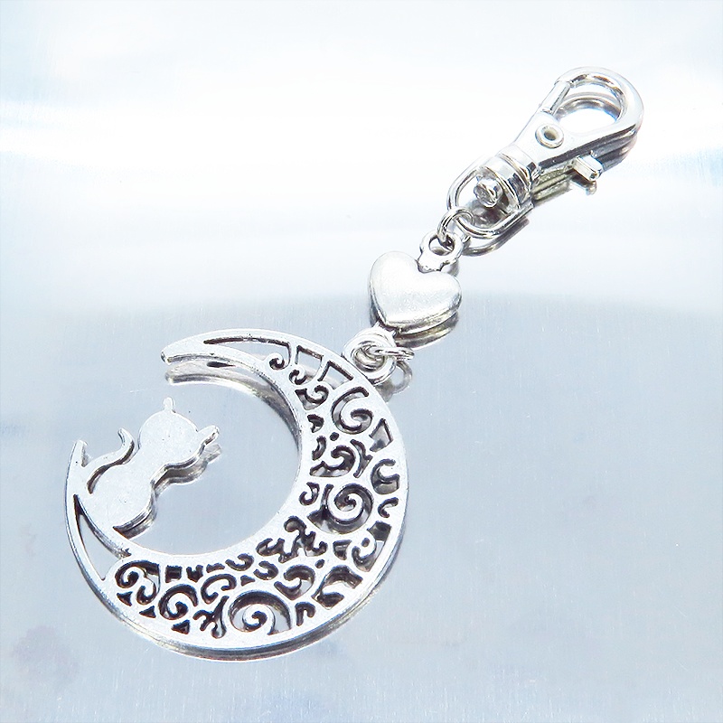 アンティークシルバー 猫が座る三日月チャームとハートを組み合わせた大人可愛いキーホルダー バッグチャーム ファスナー