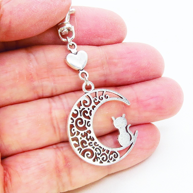 アンティークシルバー 猫が座る三日月チャームとハートを組み合わせた大人可愛いキーホルダー バッグチャーム ファスナー