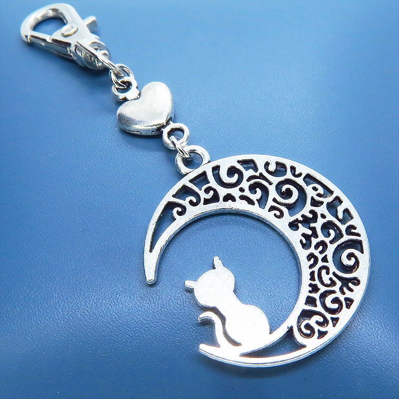 アンティークシルバー 猫が座る三日月チャームとハートを組み合わせた大人可愛いキーホルダー バッグチャーム ファスナー