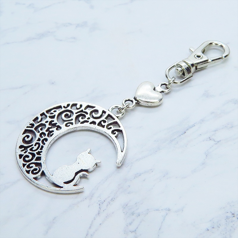 アンティークシルバー 猫が座る三日月チャームとハートを組み合わせた大人可愛いキーホルダー バッグチャーム ファスナー