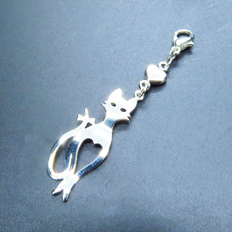 マスクチャーム シルバーカラー スマートな猫シルエットモチーフとハートを組み合わせたスリムなチャーム