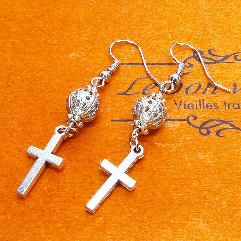 アンティークシルバー ロザリオ(十字架)と透かしメタルビーズを組み合わせたコンパクトなピアス サージカル変更可