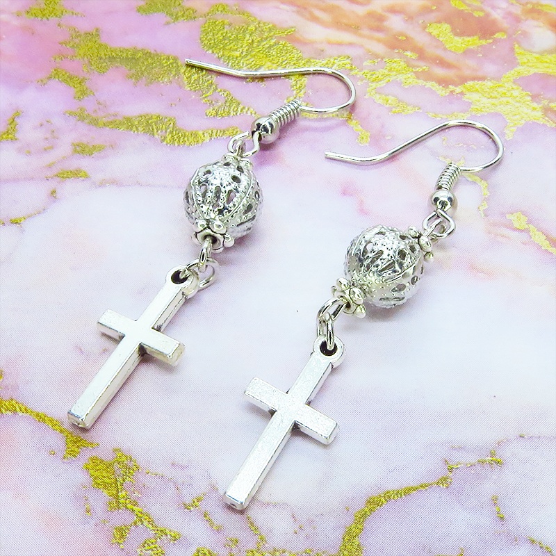 アンティークシルバー ロザリオ(十字架)と透かしメタルビーズを組み合わせたコンパクトなピアス サージカル変更可