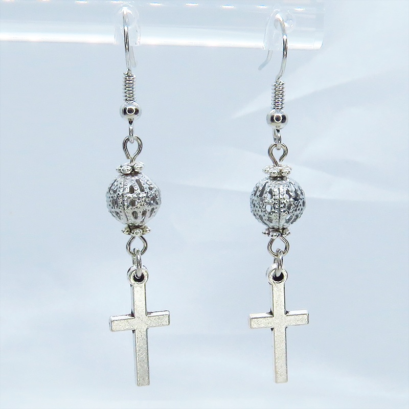 アンティークシルバー ロザリオ(十字架)と透かしメタルビーズを組み合わせたコンパクトなピアス サージカル変更可