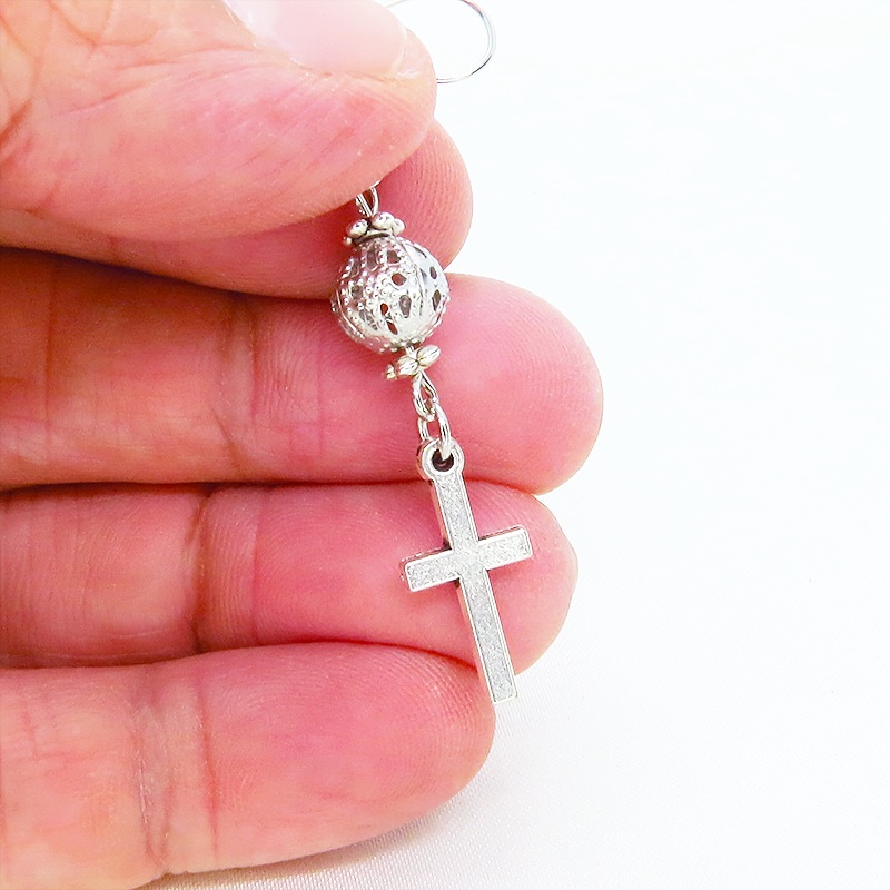 アンティークシルバー ロザリオ(十字架)と透かしメタルビーズを組み合わせたコンパクトなピアス サージカル変更可