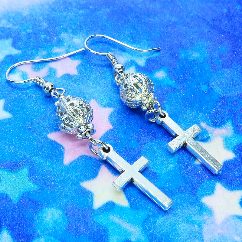アンティークシルバー ロザリオ(十字架)と透かしメタルビーズを組み合わせたコンパクトなピアス サージカル変更可