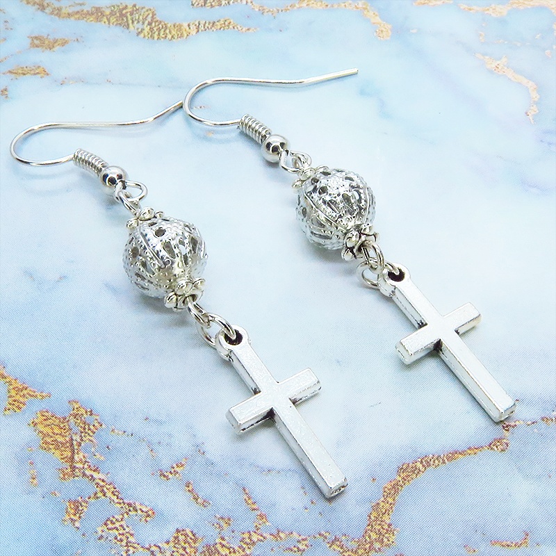 アンティークシルバー ロザリオ(十字架)と透かしメタルビーズを組み合わせたコンパクトなピアス サージカル変更可