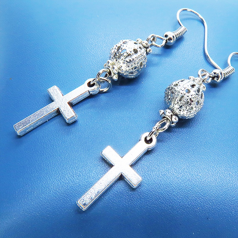 アンティークシルバー ロザリオ(十字架)と透かしメタルビーズを組み合わせたコンパクトなピアス サージカル変更可