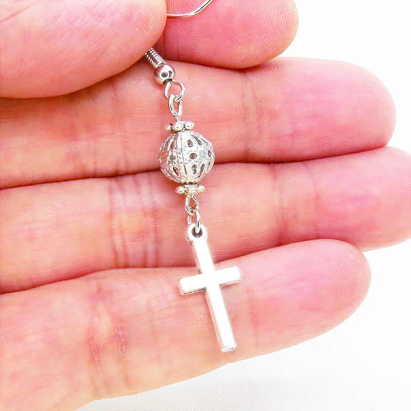 アンティークシルバー ロザリオ(十字架)と透かしメタルビーズを組み合わせたコンパクトなピアス サージカル変更可