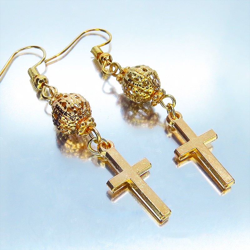 マットゴールド ロザリオ(十字架)と透かしメタルビーズを組み合わせたコンパクトなピアス