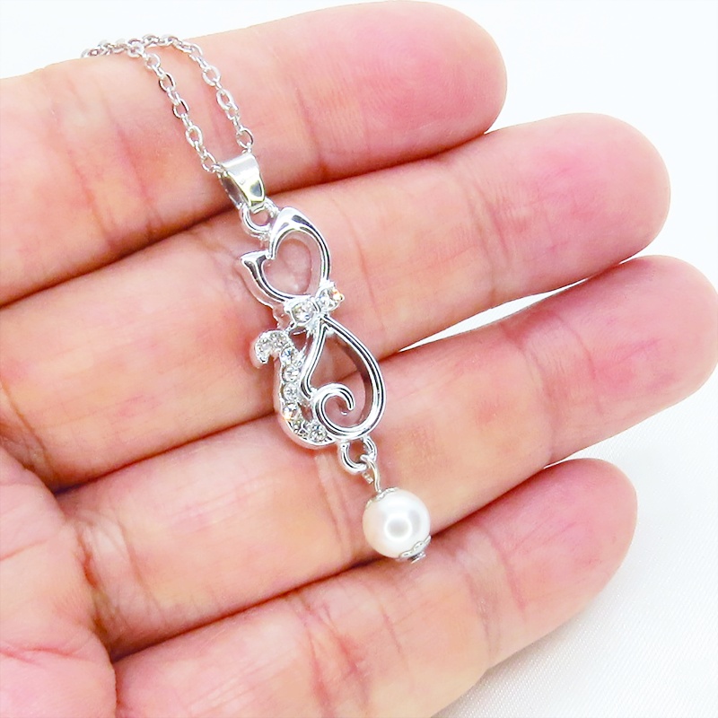 ラインストーンが輝くシルバーカラーの猫モチーフとスワロフスキーパール(クリスタルホワイト)の可愛いペンダントネックレス