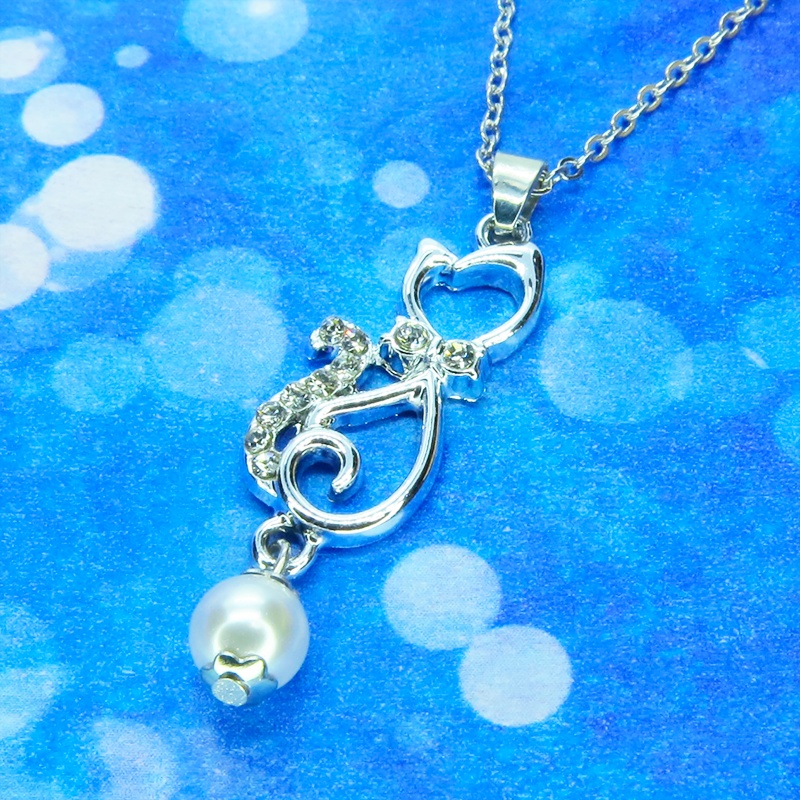 ラインストーンが輝くシルバーカラーの猫モチーフとスワロフスキーパール(クリスタルホワイト)の可愛いペンダントネックレス