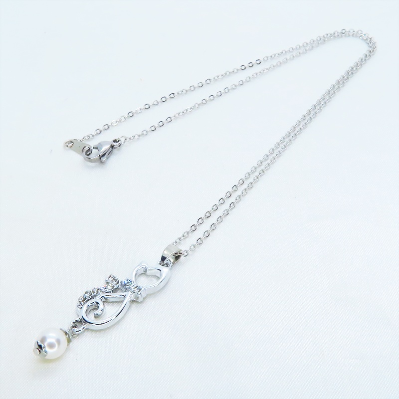 ラインストーンが輝くシルバーカラーの猫モチーフとスワロフスキーパール(クリスタルホワイト)の可愛いペンダントネックレス