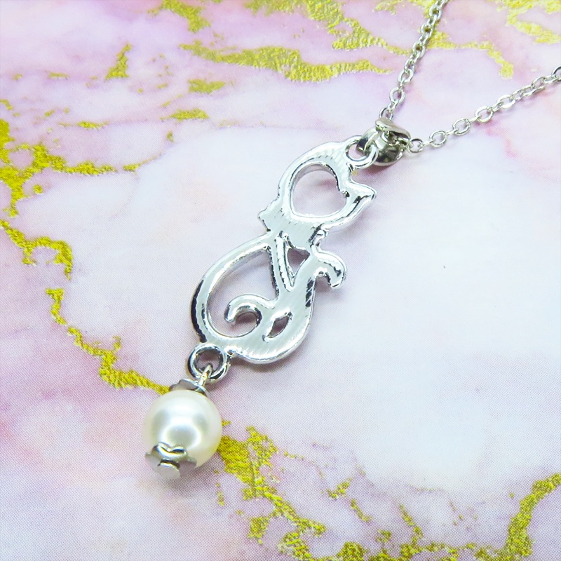 ラインストーンが輝くシルバーカラーの猫モチーフとスワロフスキーパール(クリスタルホワイト)の可愛いペンダントネックレス